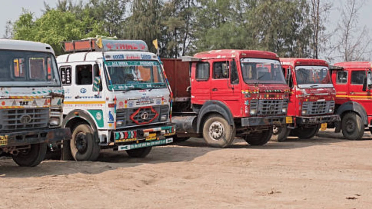 डीजल संकट से देशभर में 60 लाख कमर्शियल वाहन खड़े, रोजाना 21 अरब का नुकसान
