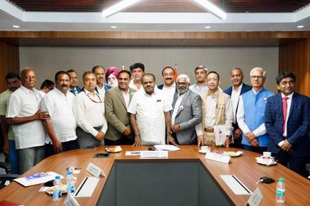Kumaraswamy Chairs Meet For Big Push To E-Buses, E-Trucks