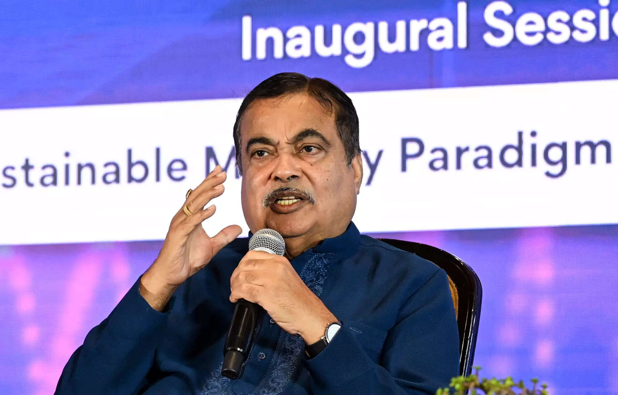 Nitin Gadkari Allows Old Vehicle Owners to Fit a Rs 5000 Device to Bring Diesel Trucks Closer to BS-VI Standards