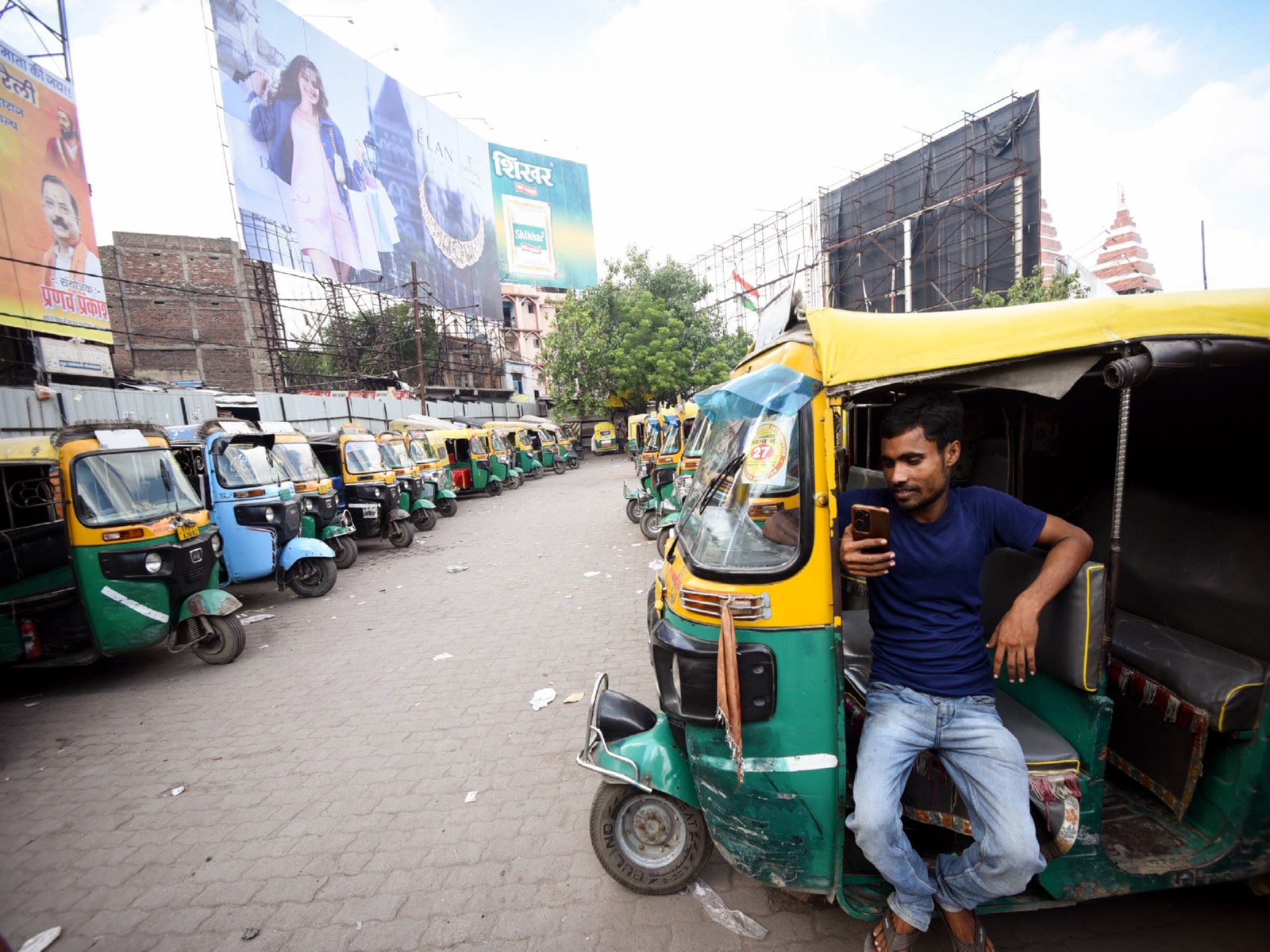 Maharashtra issues notices to 777 drivers for failing Marathi test